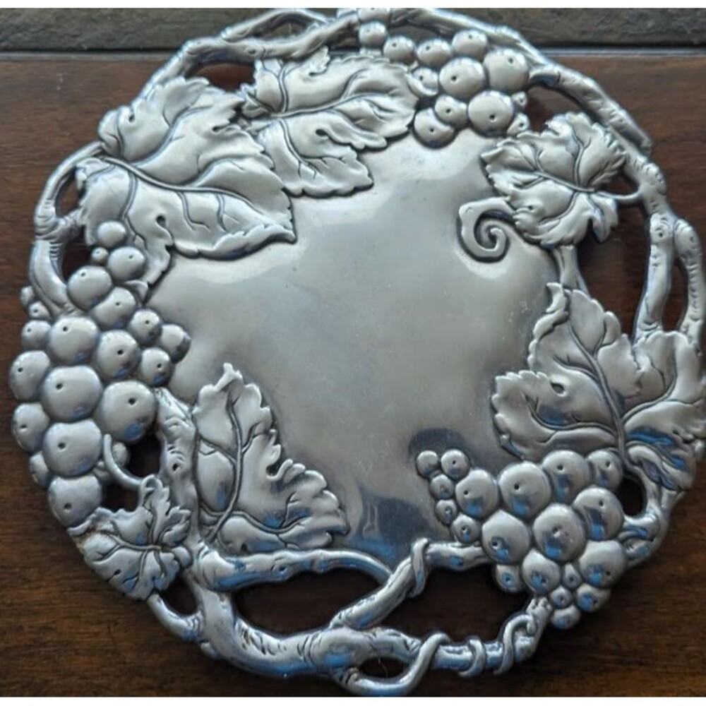 Arthur Court Copyright 2000 Aluminum Grapevine And Leaf Pattern Trivet  8"